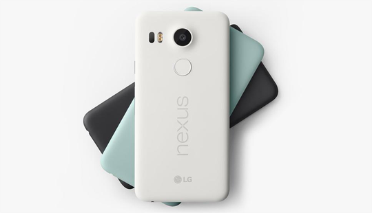 Ở Nexus 5X, người dùng sẽ có thêm lựa chọn màu mới là Ice Blue bên cạnh 2 màu truyền thống đen và trắng.