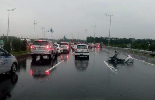 Mưa lớn, đường trơn, không ít người bị ngã xe - Ảnh chụp trên đại lộ Võ Nguyên Giáp của Facebook Long Trọc
