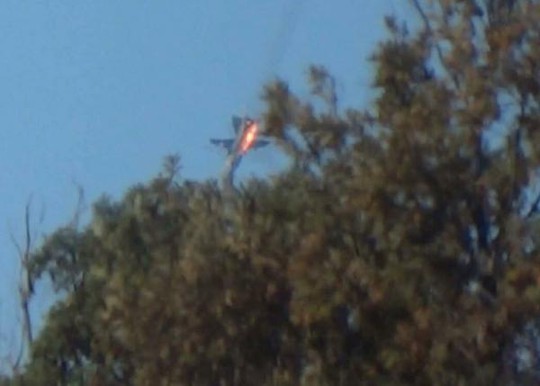 Máy bay Nga bốc cháy và rơi xuống đất. Ảnh: Reuters