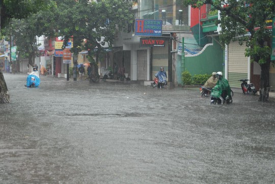 
Đường Hùng Vương bị ngập gần 0,5 m khiến nhiều xe chết máy
