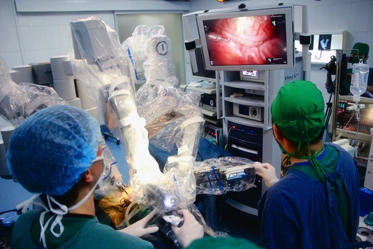 Các bác sĩ BV Nhi Trung ương đang tiến hành mổ nội soi robot ở trẻ em