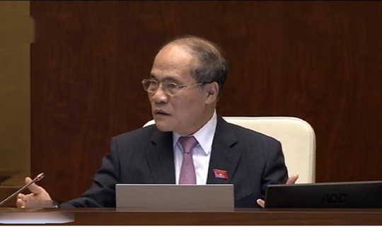 
Chủ tịch QH Nguyễn Sinh Hùng ngắt lời, đề nghị Bộ trưởng trả lời đúng câu hỏi
