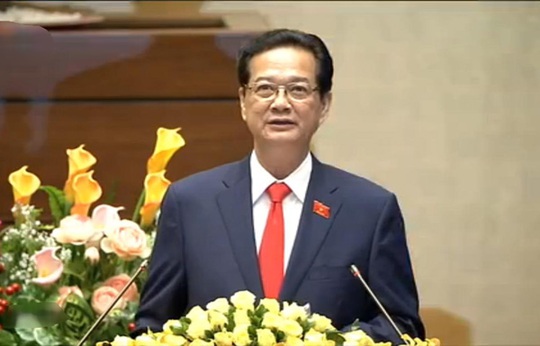 Thủ tướng Chính phủ Nguyễn Tấn Dũng trình bày nội dung chủ yếu của Báo cáo “Tình hình kinh tế - xã hội 2015 và 5 năm 2011-2015; phương hướng, nhiệm vụ 5 năm 2016-2020 và năm 2016” - Ảnh chụp qua màn hình