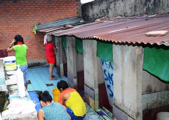 Thu nhập bèo bọt khiến công nhân phải sống trong những khu nhà trọ tạm bợ, không đảm bảo vệ sinh như thế này ẢNH: NGUYỄN LUÂN