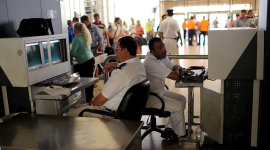 
Hãng tin AP mới đây đăng tải bài điều tra chỉ ra nhiều lỗ hổng an ninh tại sân bay Sharm el-Sheikh. Ảnh: Reuters
