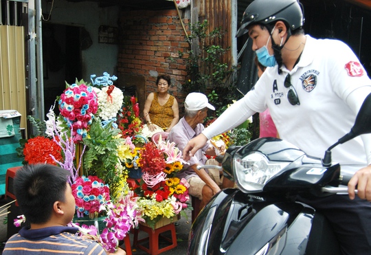 Khách mua hoa ở chợ đông hẳn so với ngày thường