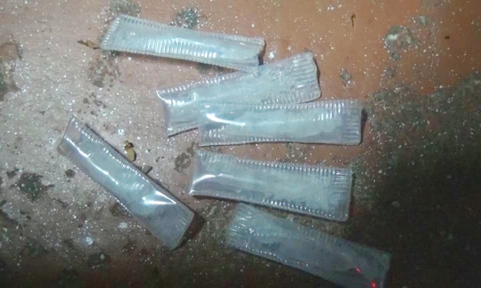 
Lực lượng chức năng nghi ngờ các ống nhựa này có chứa ma túy đá bên trong.
