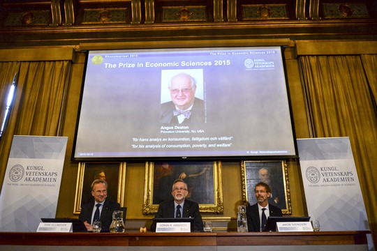 
Khung cảnh buổi họp báo công bố giải Nobel Kinh tế 2015. Ảnh: Reuters
