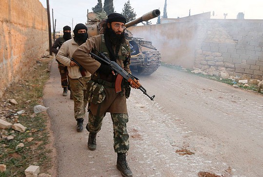 
Có thông tin một nhóm tay súng Syria do Lầu Năm Góc huấn luyện đã giao nộp vũ khí cho nhóm phiến quân Mặt trận al-Nusra. Ảnh: Reuters
