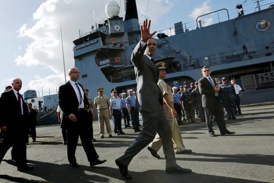 Tổng thống Obama thăm tàu BRP Gregorio del Pilar hôm 17-11. Ảnh: Reuters