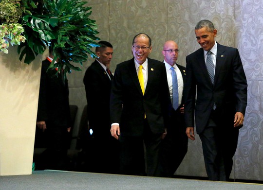 
Tổng thống Mỹ Barack Obama và Tổng thống Philippines Benigno Aquino gặp mặt bên lề Hội nghị APEC. Ảnh: Reuters
