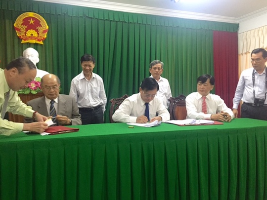 
Ông Aoyama, Phó Chủ tịch J-Bix (bìa trái) ký kết bản ghi nhớ với lãnh đạo UBND TP Cần Thơ.
