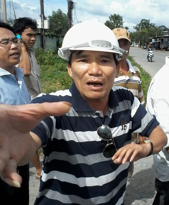 
Ông Trần Duy Long giật máy ảnh và đấm vào mặt phóng viên. Ảnh: Công Tuấn
