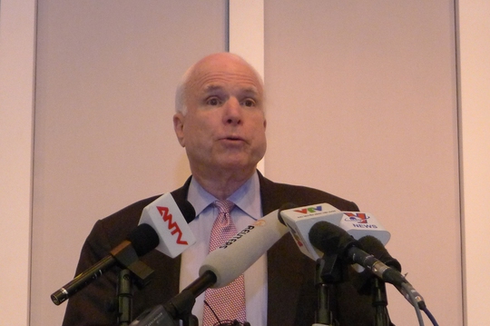 Thượng nghị sĩ John McCain gặp gỡ báo chí trong lần đến Việt Nam vào tháng 8-2014. Ảnh: Dương Ngọc