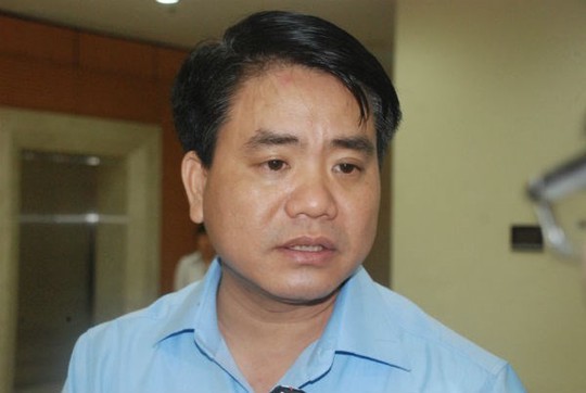 
Giám đốc Công an TP Hà Nội Nguyễn Đức Chung trao đổi với PV bên lề kỳ họp Quốc hội - Ảnh: Infonet
