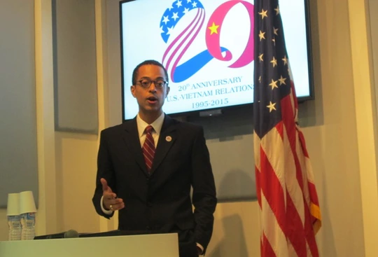 Ông Clayton Bond, người bạn đời của Đại sứ Mỹ tại Việt Nam Ted Osius phát biểu khai mạc đối thoại hướng tới môi trường làm việc thân thiện với người người đồng tính, song tính và chuyển giới