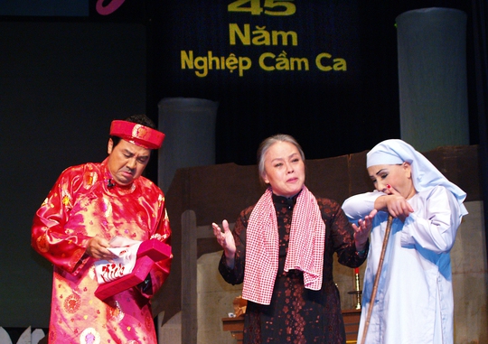 NSƯT Thanh Nguyệt (giữa) trong vai bà mẹ, cùng với danh hài Bảo Quốc, NSND Lệ Thủy trong trích đoạn Áo cưới trước cỗng chùa, trên sân khấu Nhà hát TP (chương trình live show 45 năm nghiệp cầm ca của NSND Lệ Thủy)