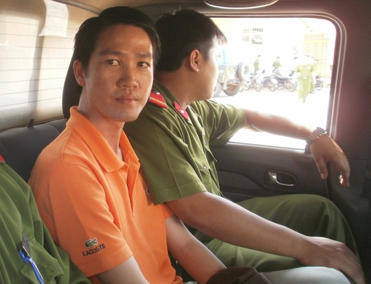 
Đặng Anh Tuấn được áp giải từ nhà lên trại tạm giam
