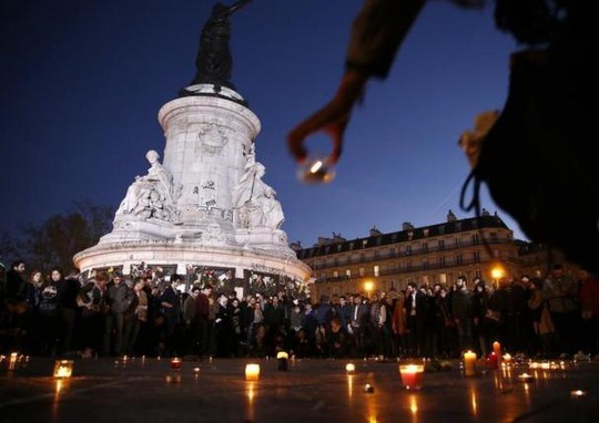 Tưởng niệm các nạn nhân tại Paris đêm 15-11. Ảnh: Reuters