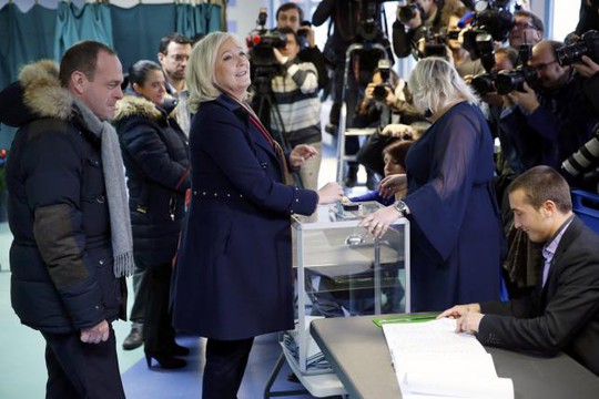 
Bà Marine Le Pen (thứ 2 từ trái qua) bỏ phiếu trong cuộc bầu cử hôm 13-12. Ảnh: Reuters
                               
 
