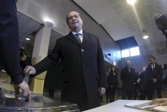 
Tổng thống Pháp Francois Hollande đi nước cờ hy sinh để ngăn chặn đà chiến thắng của đảng cực hữu. Ảnh: Reuters
