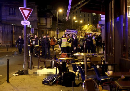 Khung cảnh một nhà hàng tan hoang sau vụ tấn công ở Paris. Ảnh: Reuters
