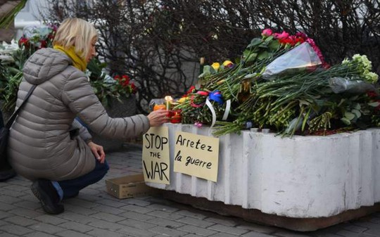 Đặt hoa tại đại sứ quán Pháp ở Moscow - Nga. Ảnh: EPA
