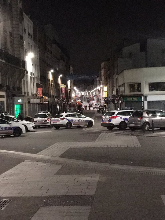 Cảnh sát phong tỏa trung tâm thị trấn Saint-Denis. Ảnh: Twitter