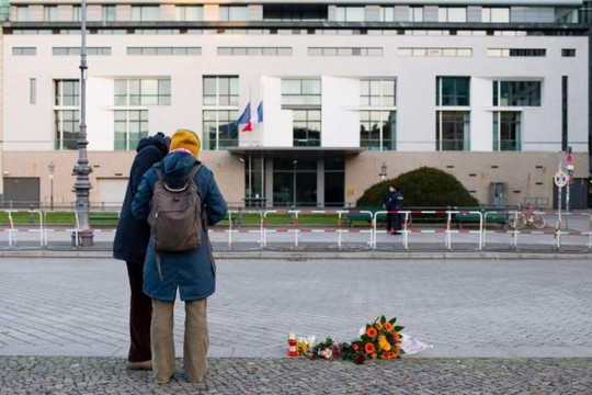 Đặt hoa tại đại sứ quán Pháp ở Berlin - Đức. Ảnh: EPA