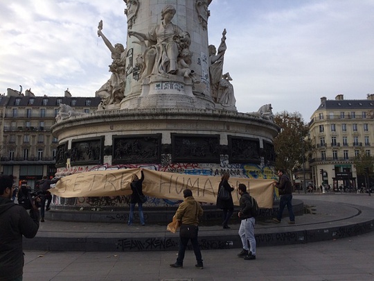 
Sáng 14-11, người dân Paris giăng poster có nội dung Tôi là con người

gần các địa điểm bị tấn công tối hôm trước. Ảnh: Guardian
