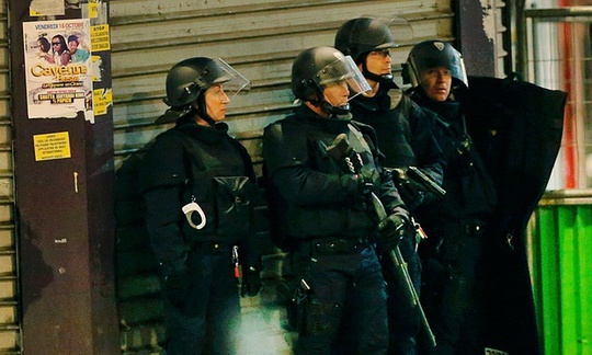Cảnh sát Pháp đang bố ráp tại Saint-Denis. Ảnh: Reuters