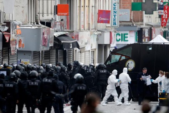 An ninh Pháp dồn về trong vụ bố ráp ở Saint-Denis hôm 18-11. Ảnh: Reuters