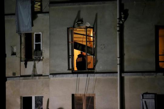 Cảnh sát lục soát ngôi nhà mà bọn khủng bố trú ẩn. Ảnh: Reuters