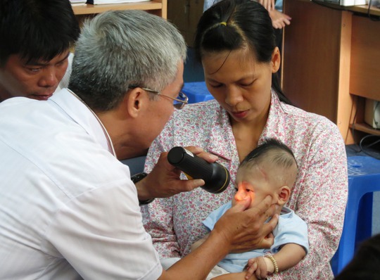 
Bác sĩ khoa mắt đang khám cho bé
