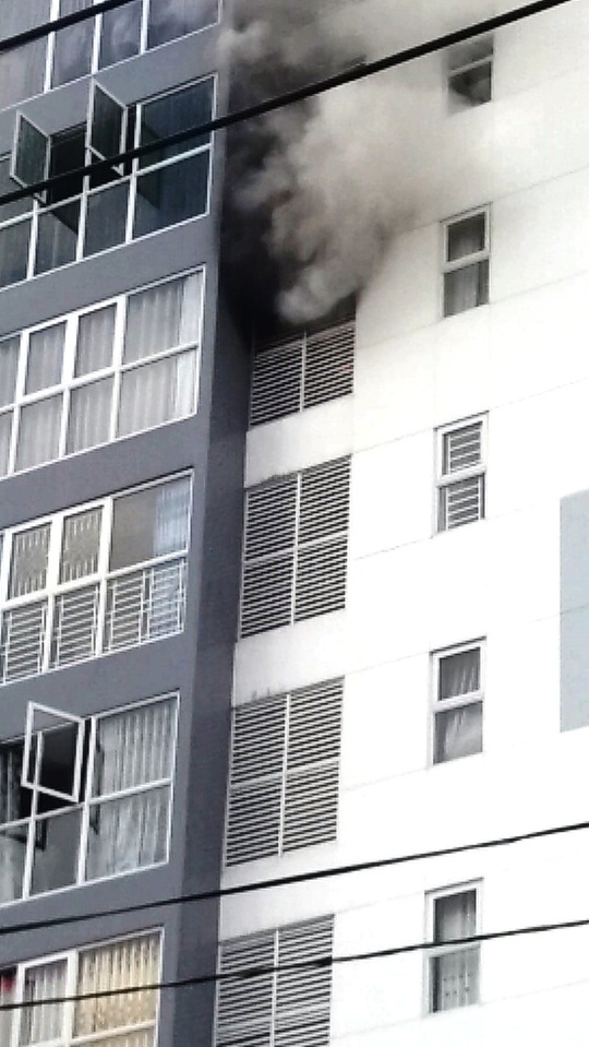 
Khói tỏa ra nghi ngút từ cửa sổ ở tầng 7 cao ốc Hưng Phát vào trưa nay khiến cư dân tại đây một phen nháo nhào
