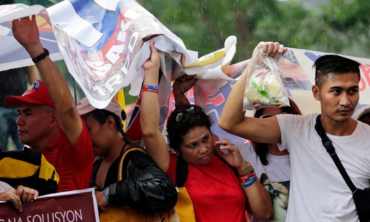 Mưa nặng hạt ở Manila hôm17-10 Ảnh: EPA