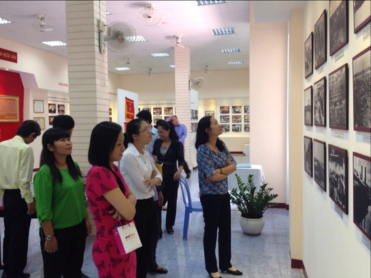 
CNVC-LĐ quận Phú Nhuận, TPHCM, xem triển lãm ảnh về phong trào CNVC-LĐ và hoạt động Công đoàn cả nước
