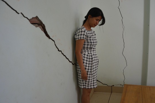 Tường của nhà bà Đỗ Thị Thu Hà bị nứt do thi công chung cư cao cấp F Home