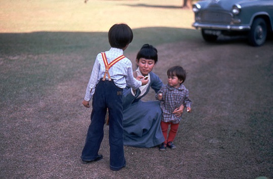 Bà Suu Kyi và 2 cậu con trai năm 1980. Ảnh trong album gia đình do báo Guardian đăng tải.