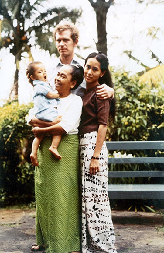 Bà Suu Kyi cùng chồng - Michael Aris và con trai về thăm mẹ ở Myanmar năm 1974. Ảnh trong album gia đình do Guardian đăng tải.