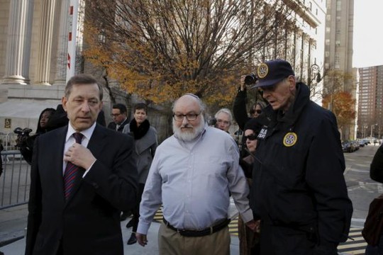 
Ông Jonathan Pollard (giữa) rời khỏi Tòa án Manhattan

sau khi chính thức được phóng thích hôm 20-11. Ảnh: Reuters
