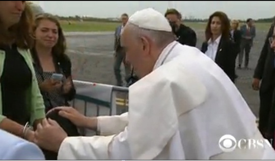 
Giáo hoàng cúi xuống hôn và xoa đầu cậu bé.
