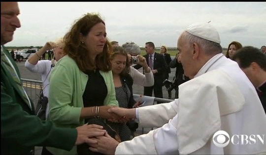 
Kristin Keating, mẹ của cậu bé Michael, khóc nức nở khi nắm tay Giáo hoàng.

