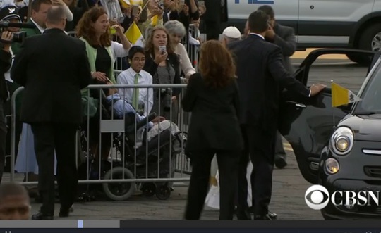 
Giáo hoàng cho dừng xe khi thấy cậu bé nằm trên xe lăn sau hàng rào.
