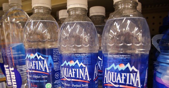 Nước đóng chai Aquafina. Ảnh: Greenpeace USA