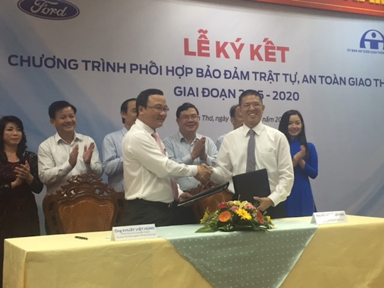 
Đại diện Uỷ ban ATGT quốc gia và lãnh đạo Công ty TNHH Ford Việt Nam tham gia ký kết
