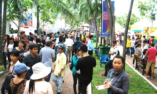 
Rất đông thực khách tham gia hội chợ
