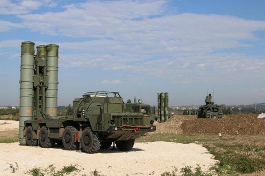 Hệ thống S-400 tại căn cứ Hmeimim. Ảnh: Bộ Quốc phòng Nga 