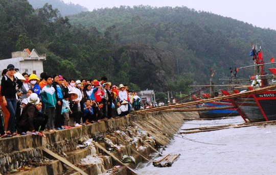 
Người dân xã Hoằng Trường đang tập trung ra cửa biển đón nhận thi thể của ngư dân xấu số Lê Văn Thực
