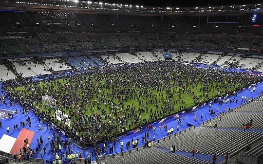 Khán giả tràn xuống sân sau trận thay vì ra về do lo ngại tình hình không an toàn bên ngoài Ảnh: Telegraph